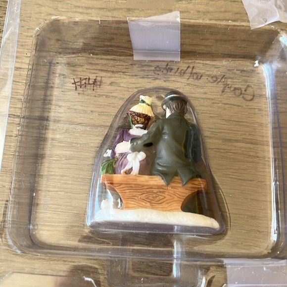 O’Well’s Christmas Village Accessory Resin Figurine - couple with Birds - Picture 8 of 8